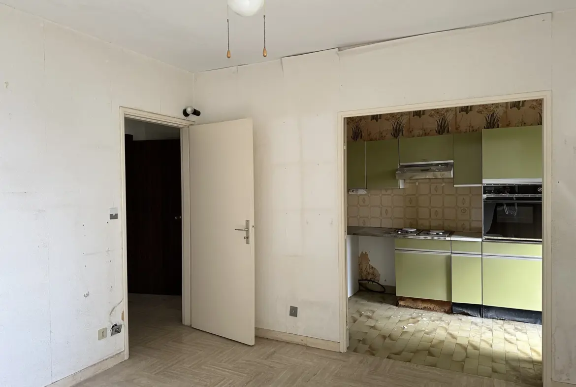 Studio lumineux de 30 m² à rénover avec vue mer à Nice Ouest 