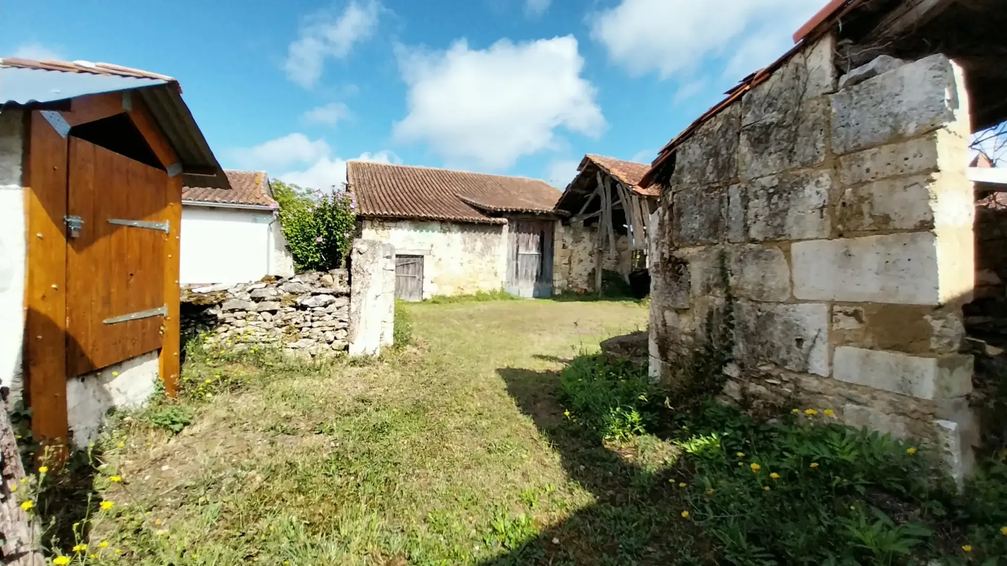 Ensemble en pierre à restaurer dans le Périgord Vert 