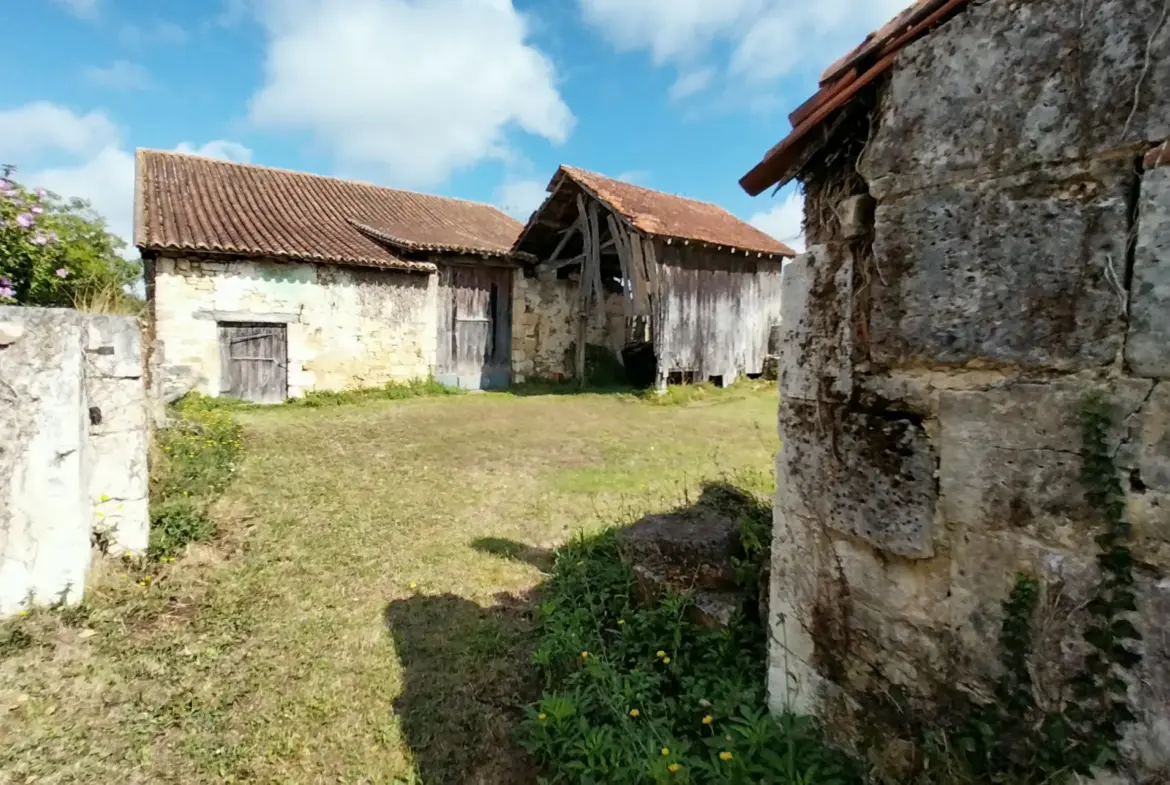 Ensemble en pierre à restaurer dans le Périgord Vert 