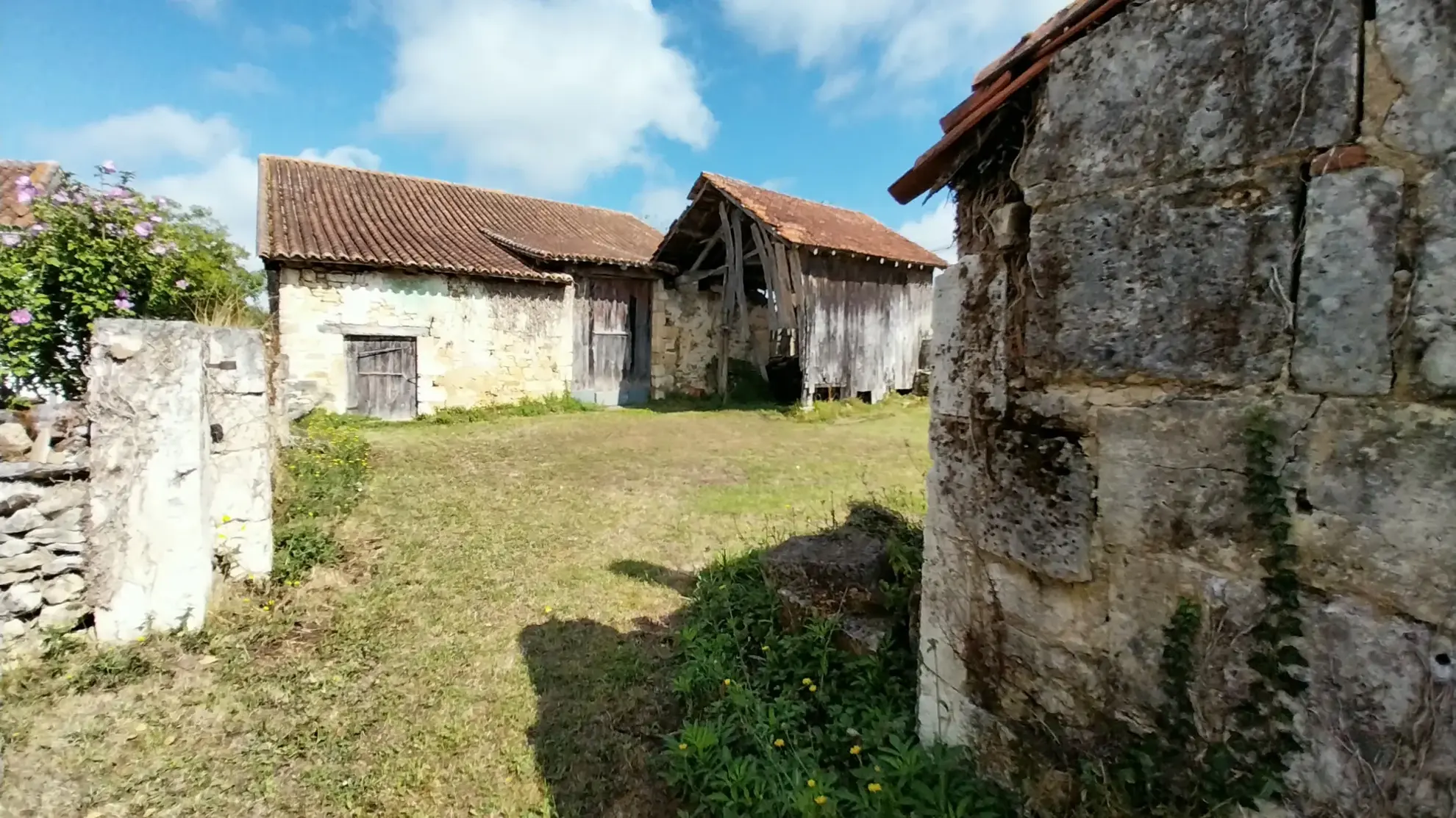 Ensemble en pierre à restaurer dans le Périgord Vert 