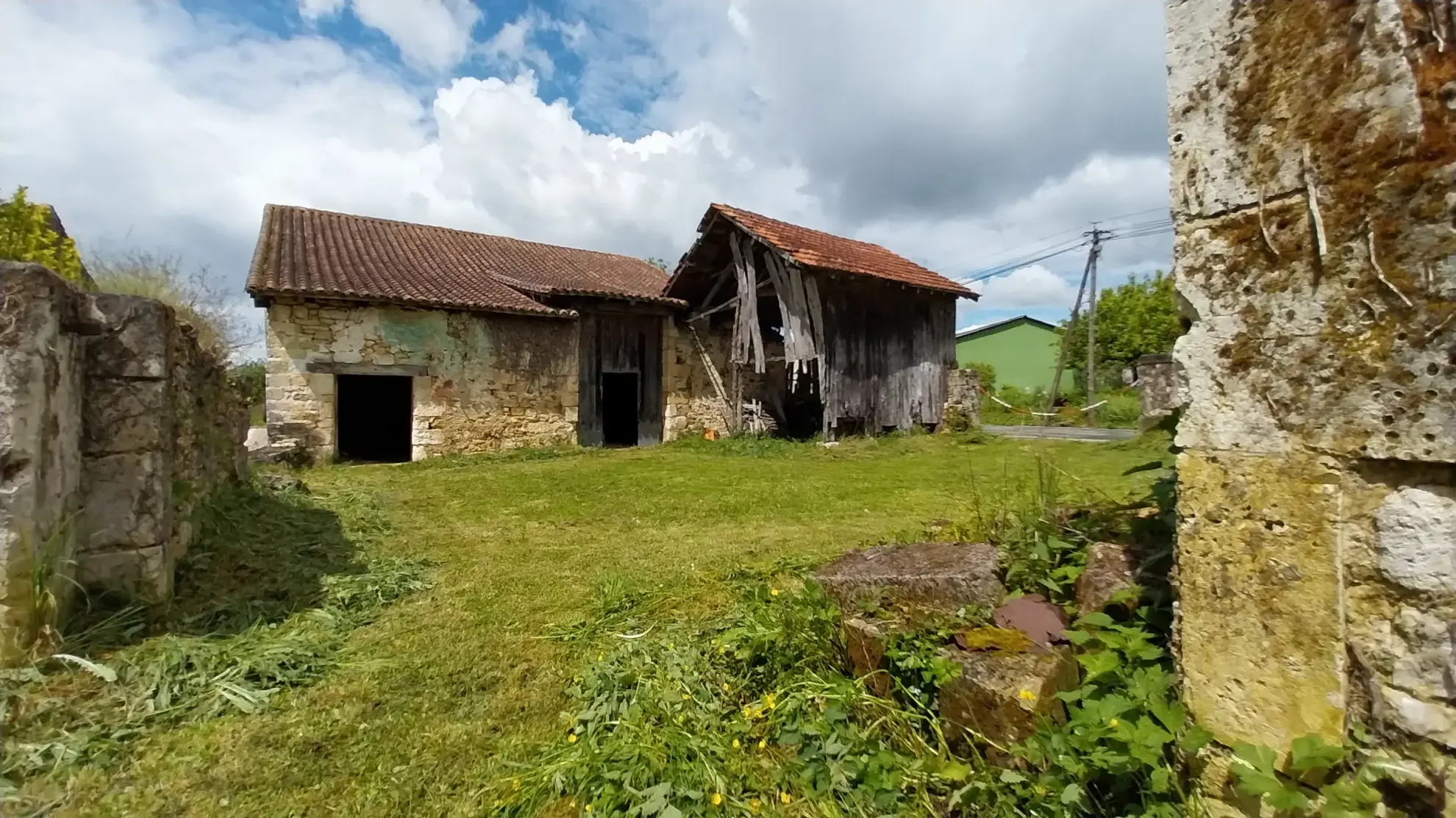 Ensemble en pierre à restaurer dans le Périgord Vert 