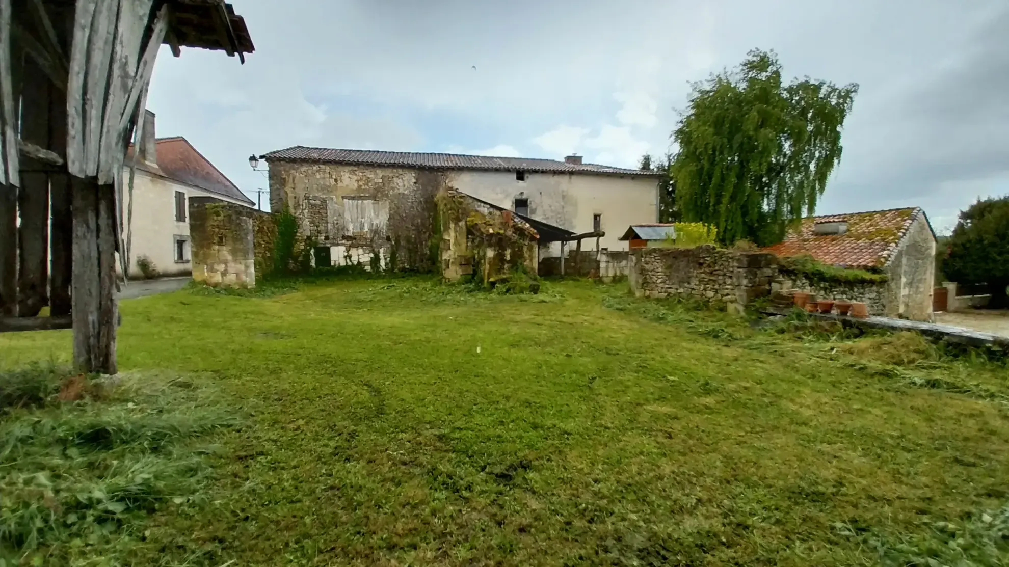 Ensemble en pierre à restaurer dans le Périgord Vert 