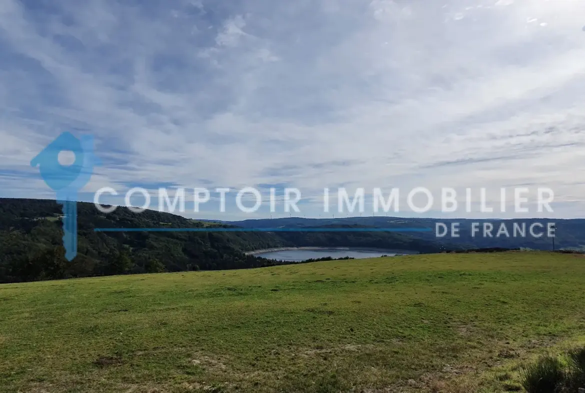 À vendre : Ferme de 300 m² sur 29 ha au Lac d'Issarles 