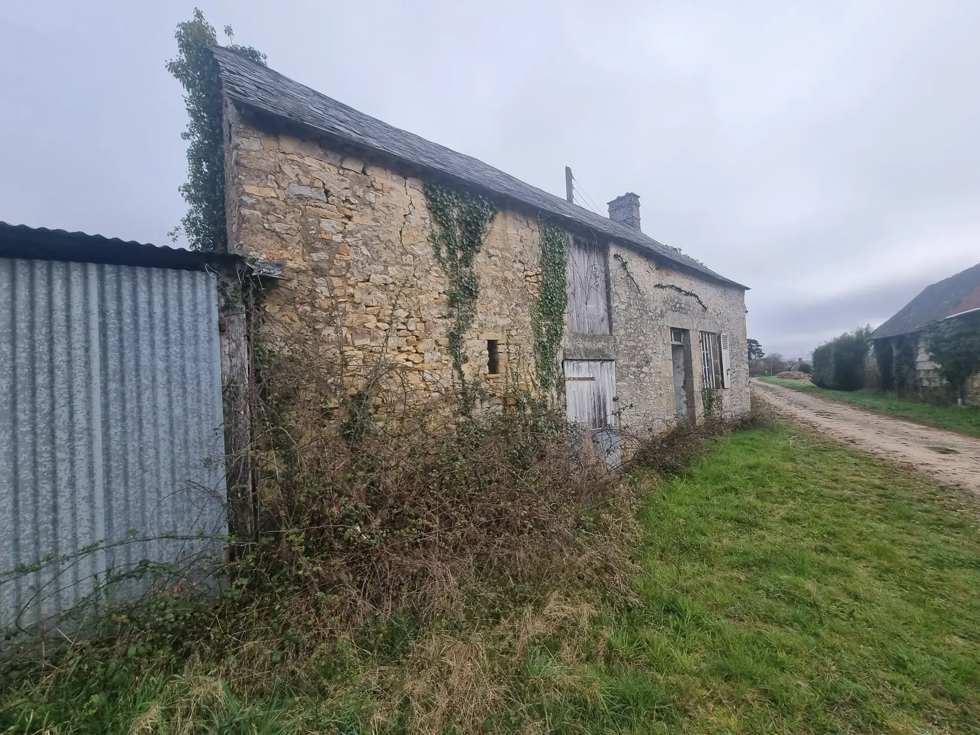 Maison en pierre à restaurer près de Saint-Léonard-des-bois 