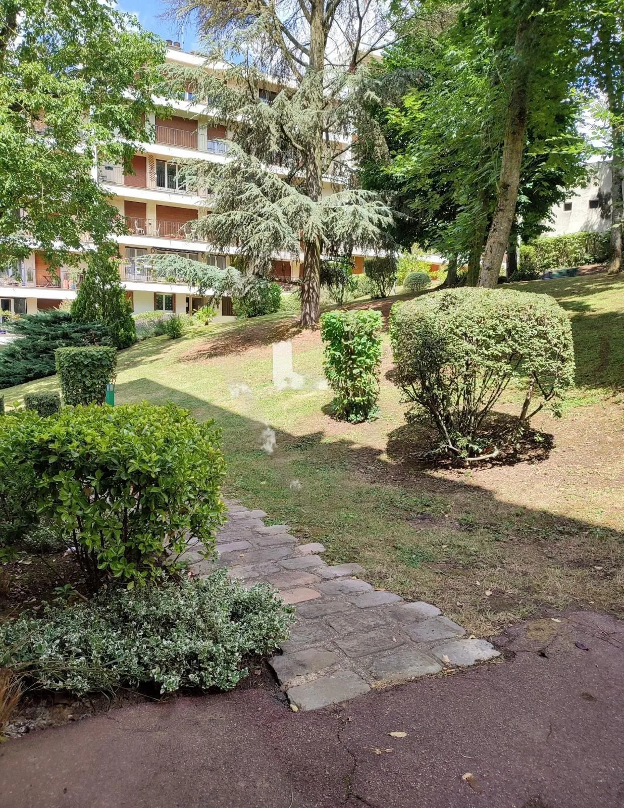 Appartement F2 avec belle terrasse à Chartres 