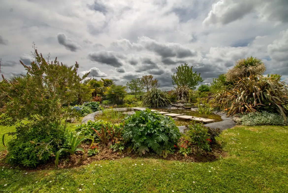 Maison contemporaine à Champdolent avec jardin paysager 