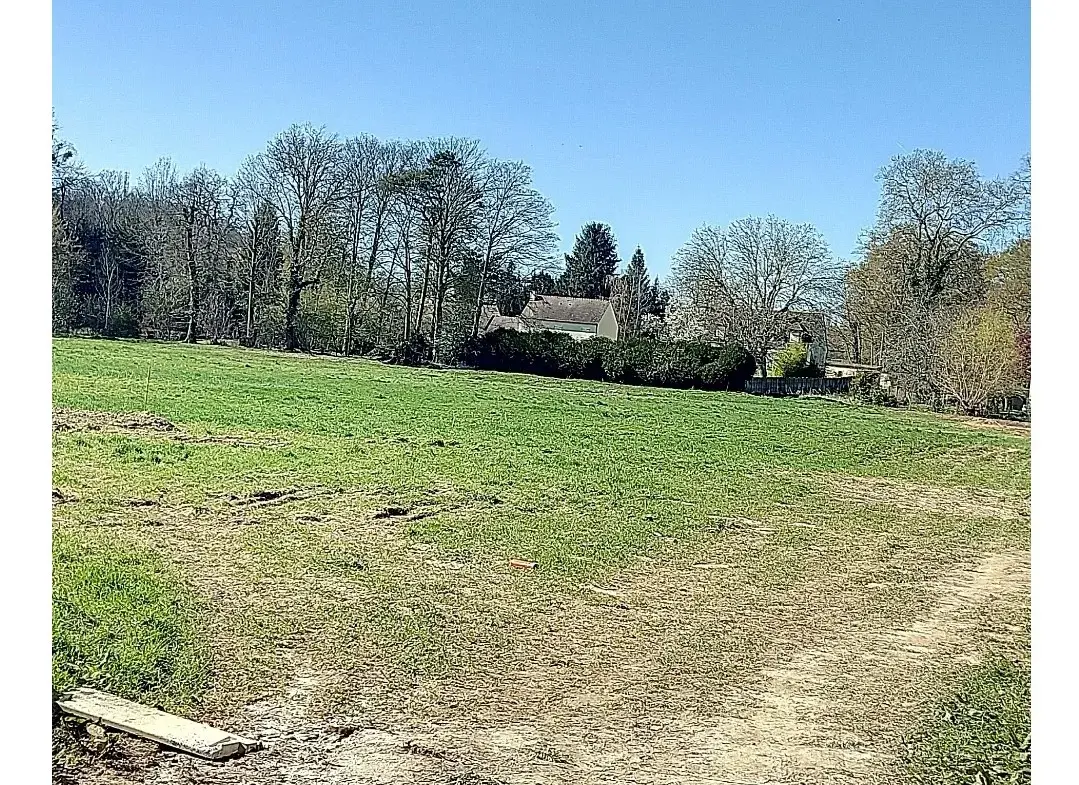 Terrain constructible à Chaumont en Vexin de 526 m² avec permis 