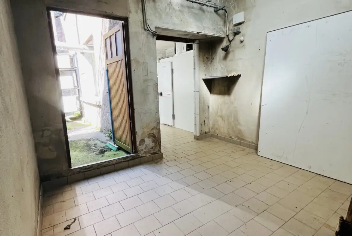 Bâtiment commercial de 145 m² avec appartement à Lure 