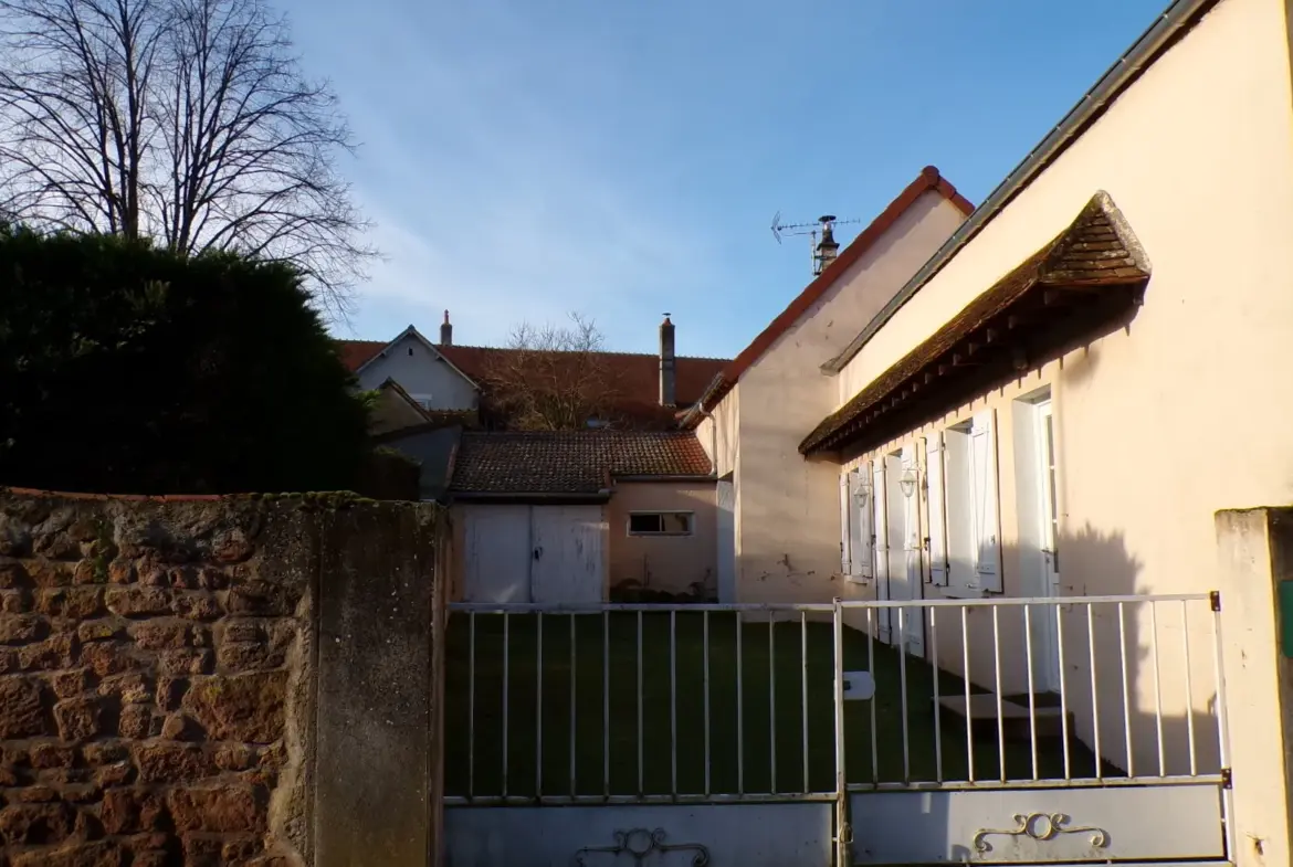 Charmante maison de plain-pied à Saint-Bonnet-Tronçais avec cour 