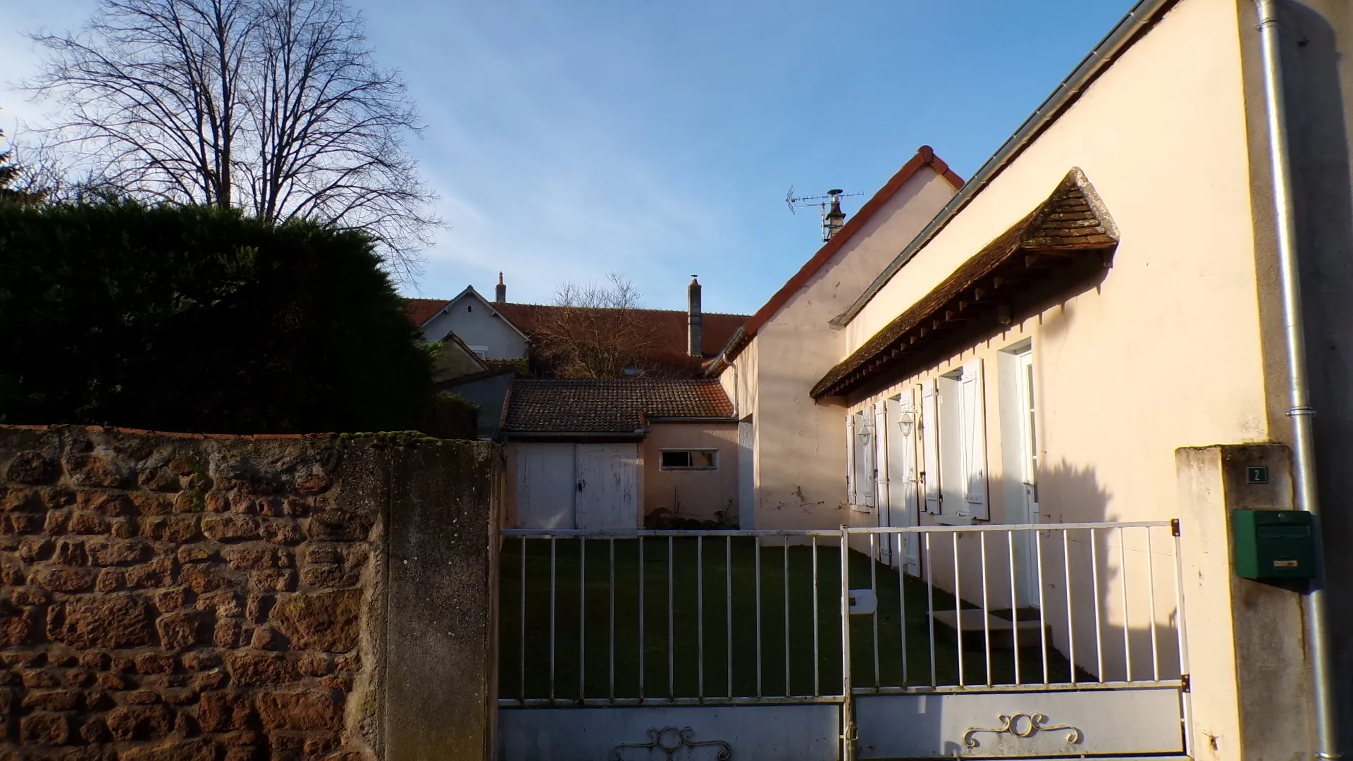 Charmante maison de plain-pied à Saint-Bonnet-Tronçais avec cour 