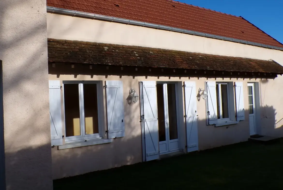 Charmante maison de plain-pied à Saint-Bonnet-Tronçais avec cour 