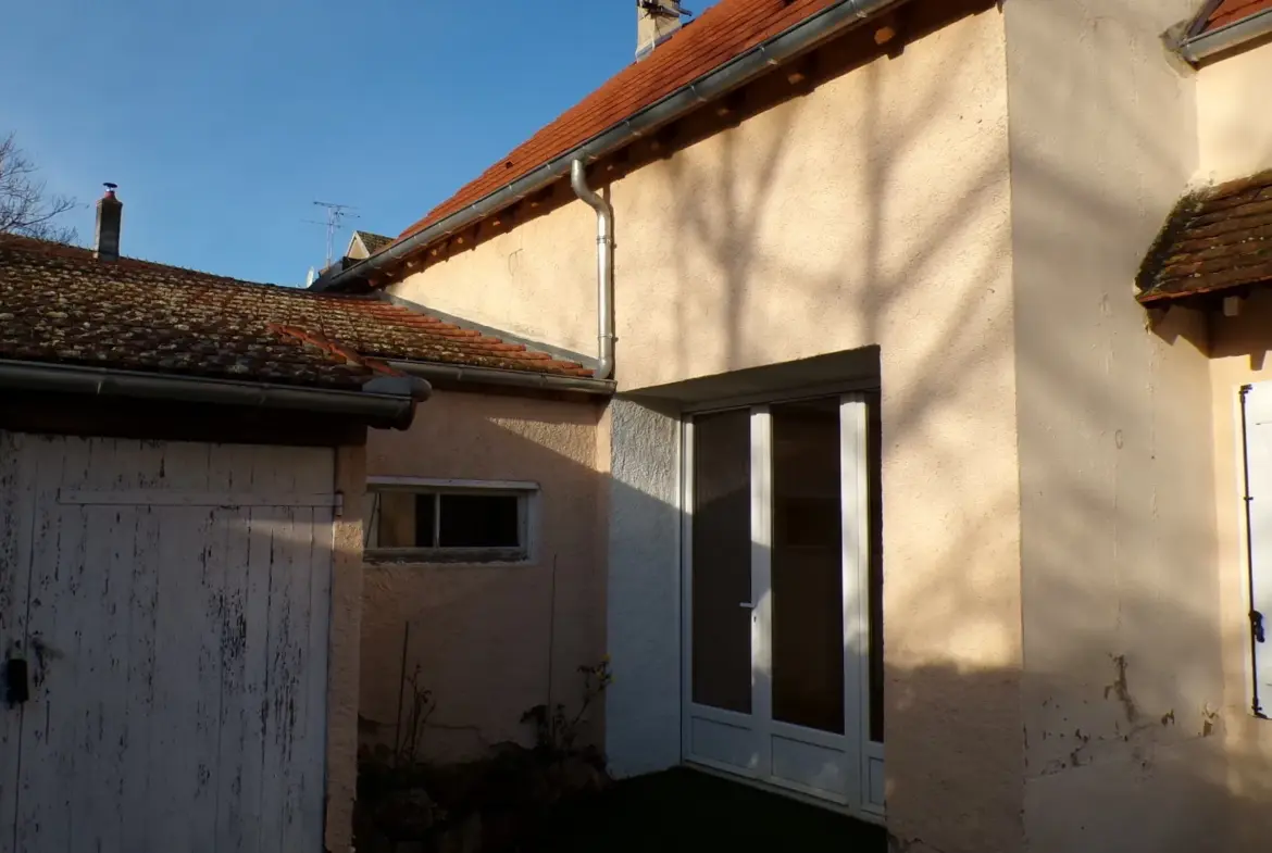 Charmante maison de plain-pied à Saint-Bonnet-Tronçais avec cour 