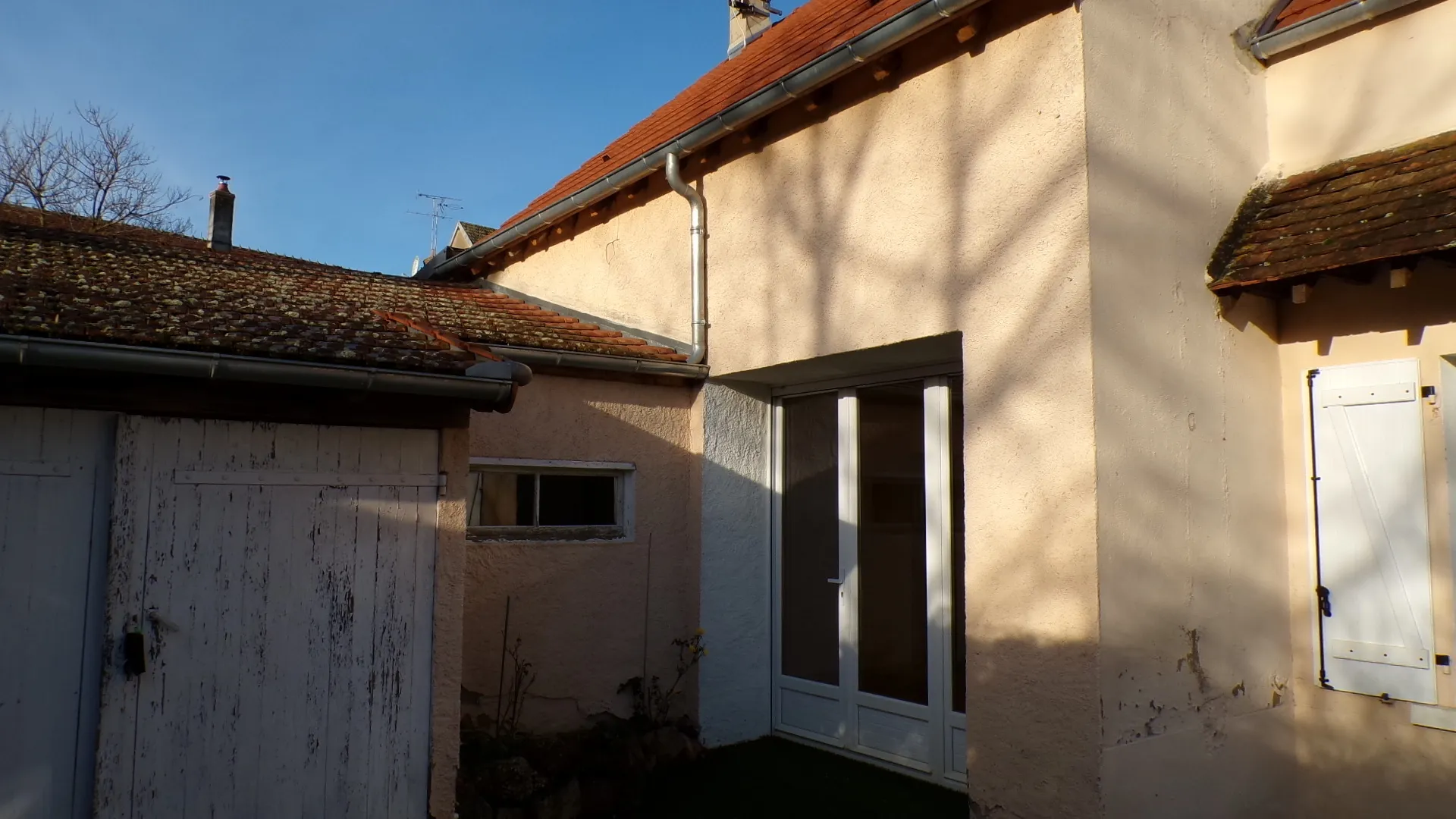 Charmante maison de plain-pied à Saint-Bonnet-Tronçais avec cour 