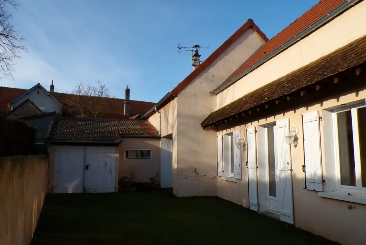 Charmante maison de plain-pied à Saint-Bonnet-Tronçais avec cour 