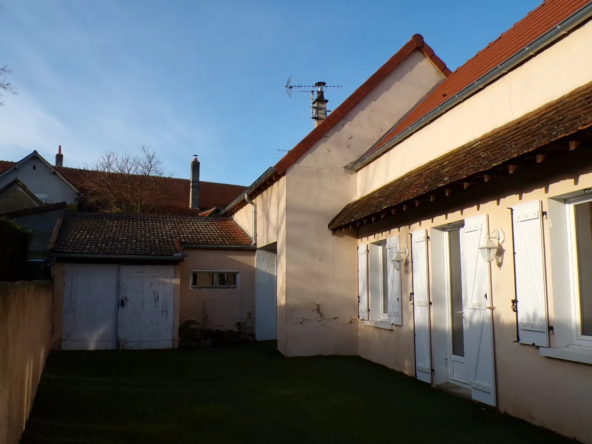 Maison de plain-pied au centre de Saint-Bonnet-Tronçais avec cour privée