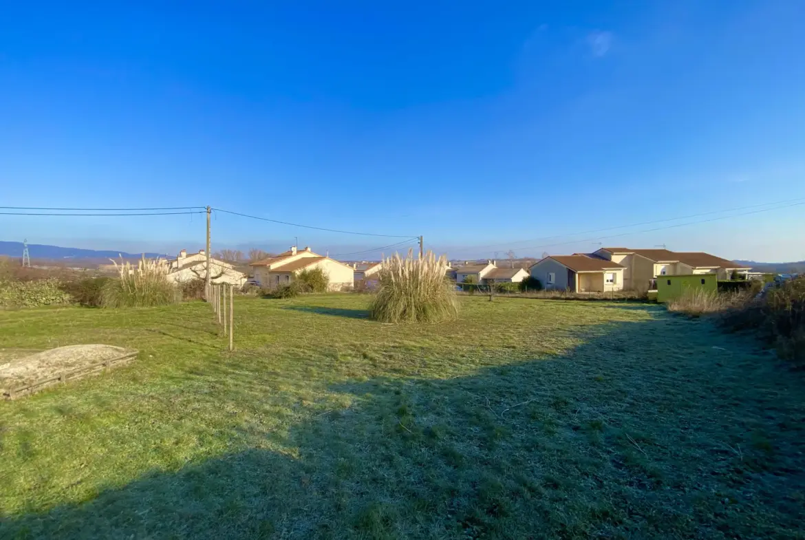 À vendre : Terrain plat de 700 m2 à 85 000 € à Saint-Cyr 