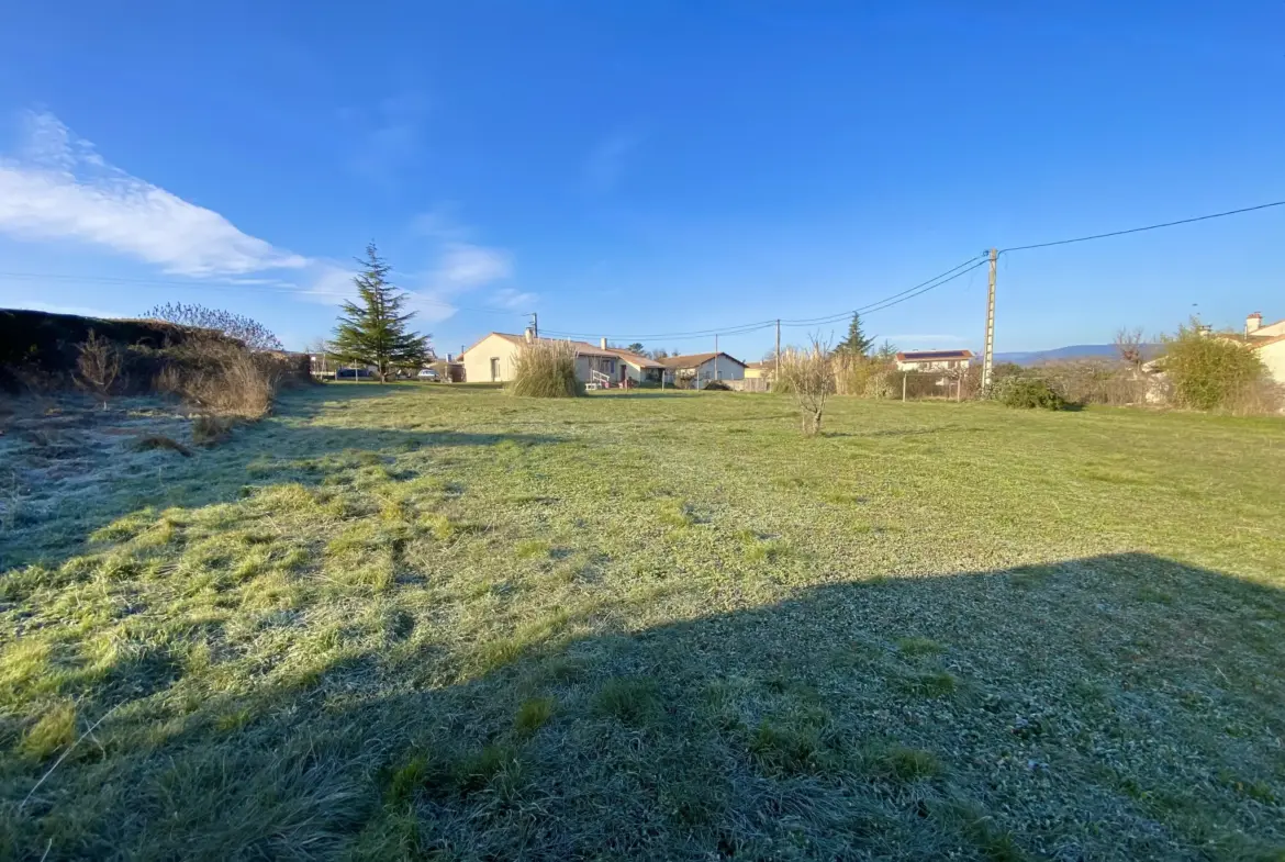 À vendre : Terrain plat de 700 m2 à 85 000 € à Saint-Cyr 