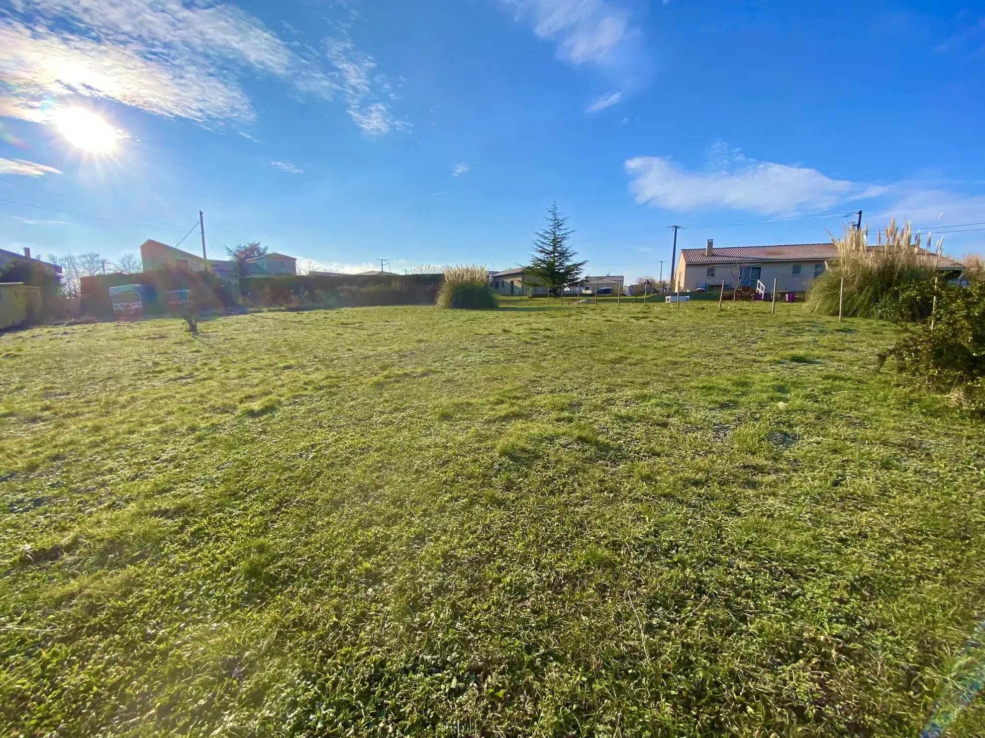 À vendre : Terrain plat de 700 m2 à 85 000 € à Saint-Cyr 