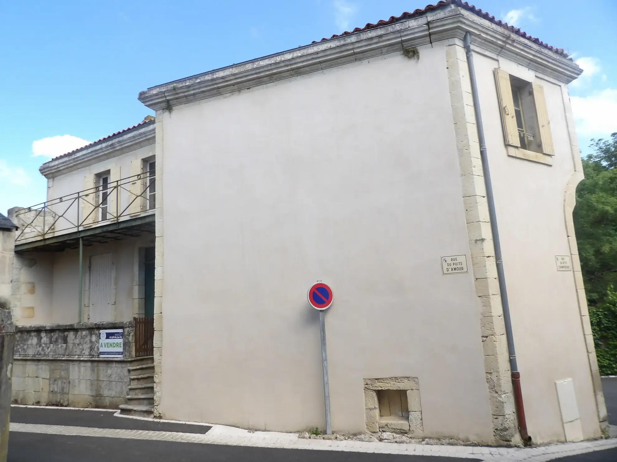 Immeuble de caractère au cœur de St Savinien à vendre 