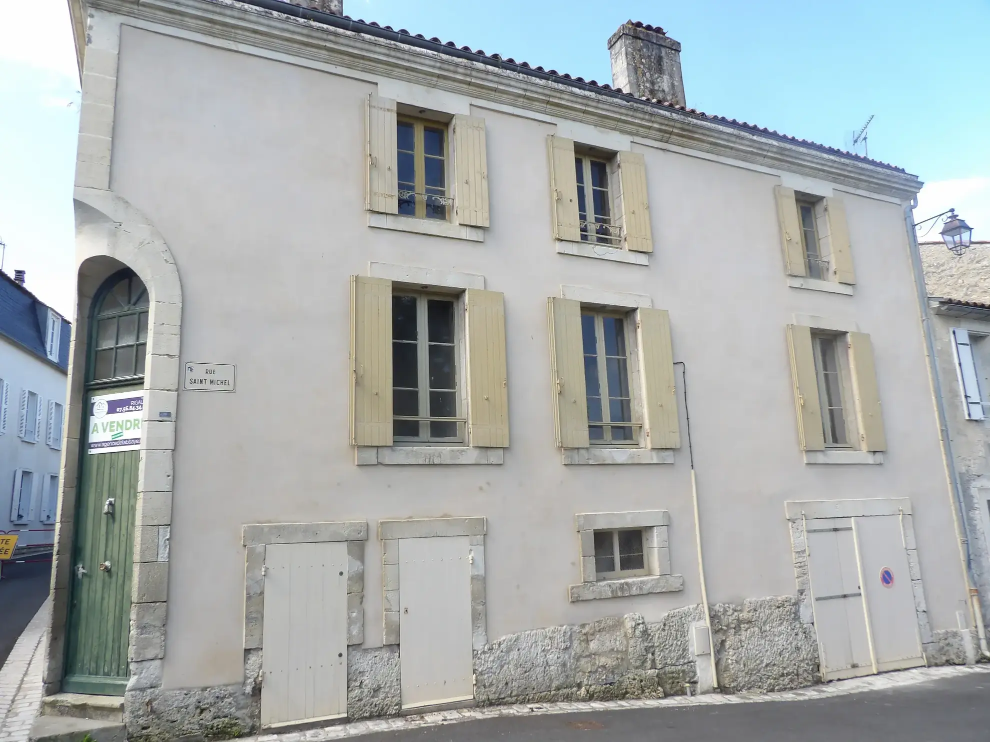 Immeuble de caractère au cœur de St Savinien à vendre 