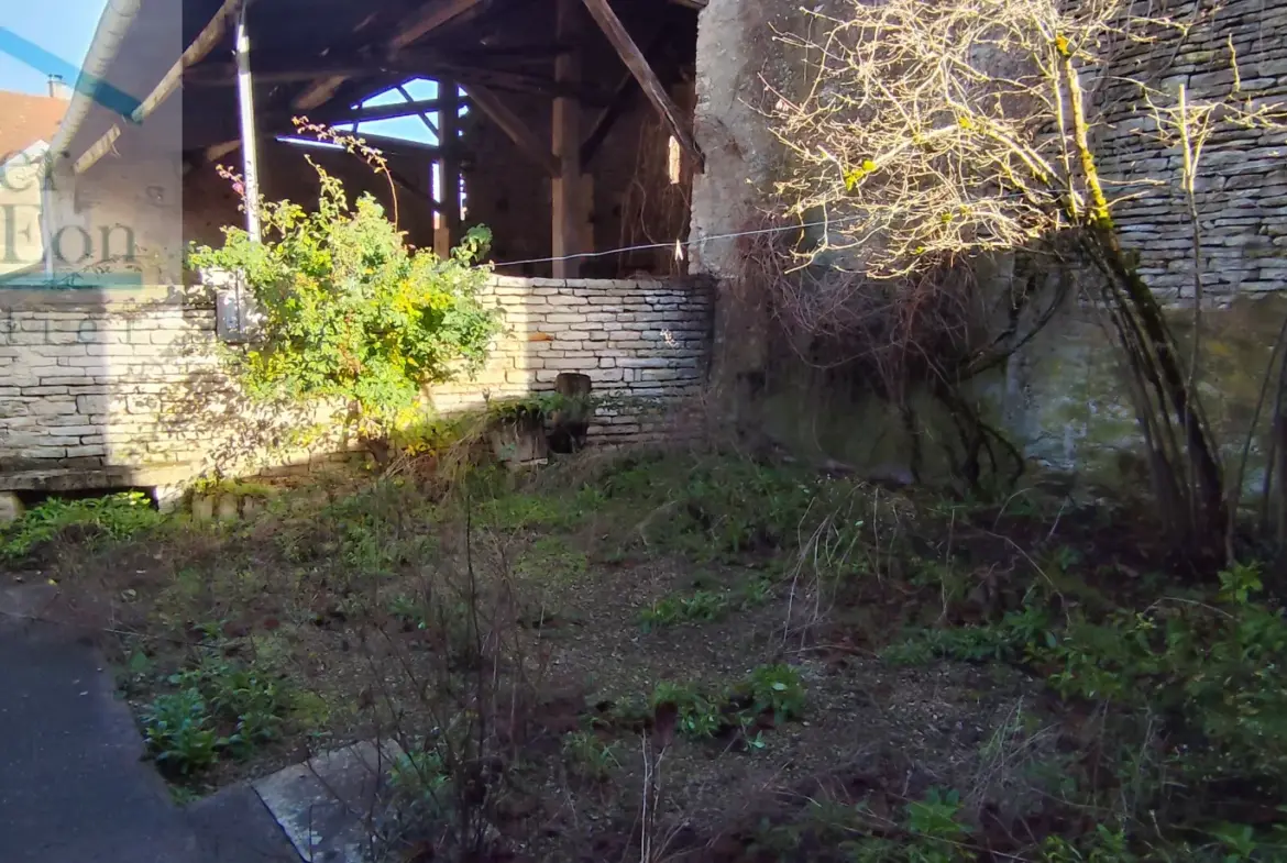 Maison de village à vendre à Cruzy le Chatel avec jardin et potentiel d'agrandissement 