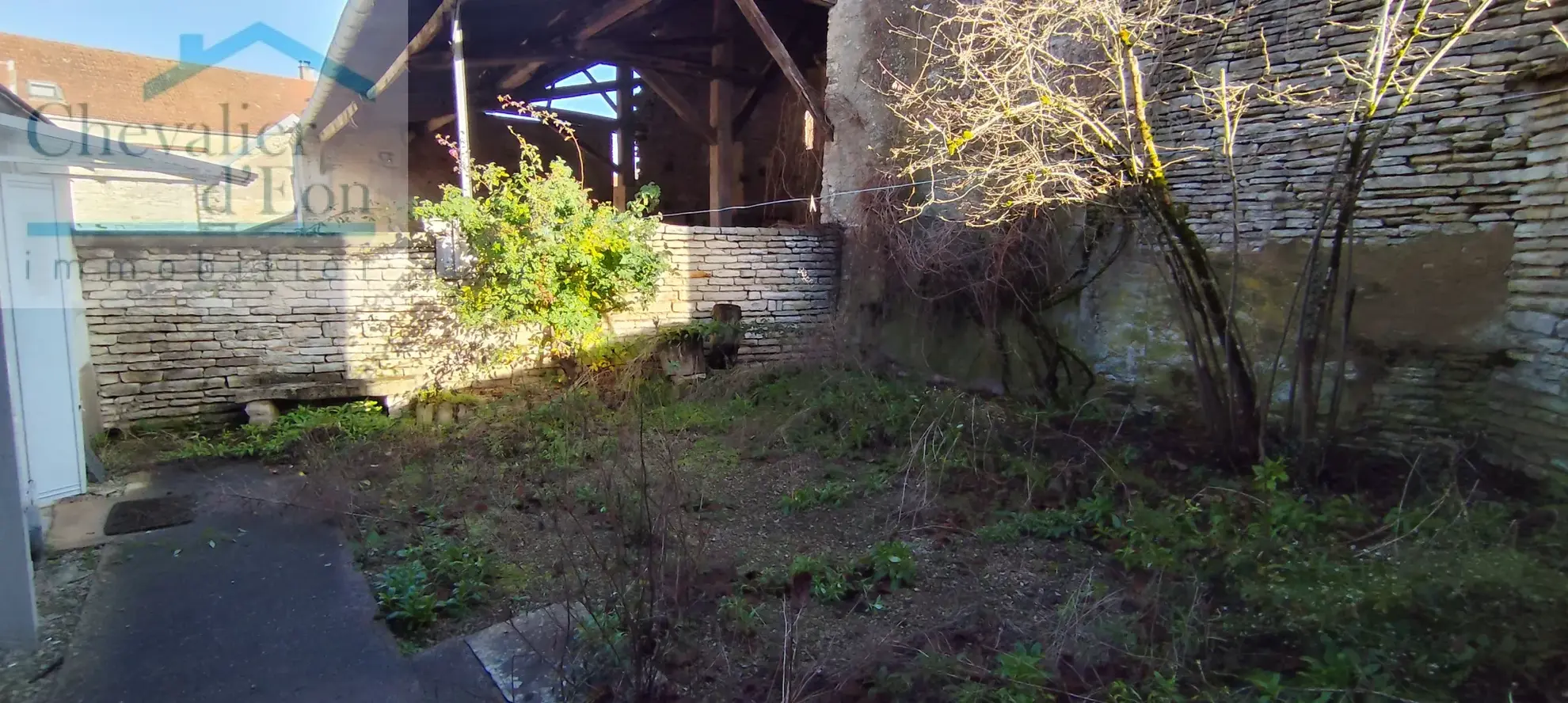 Maison de village à vendre à Cruzy le Chatel avec jardin et potentiel d'agrandissement 