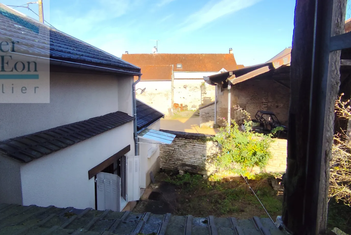 Maison de village à vendre à Cruzy le Chatel avec jardin et potentiel d'agrandissement 