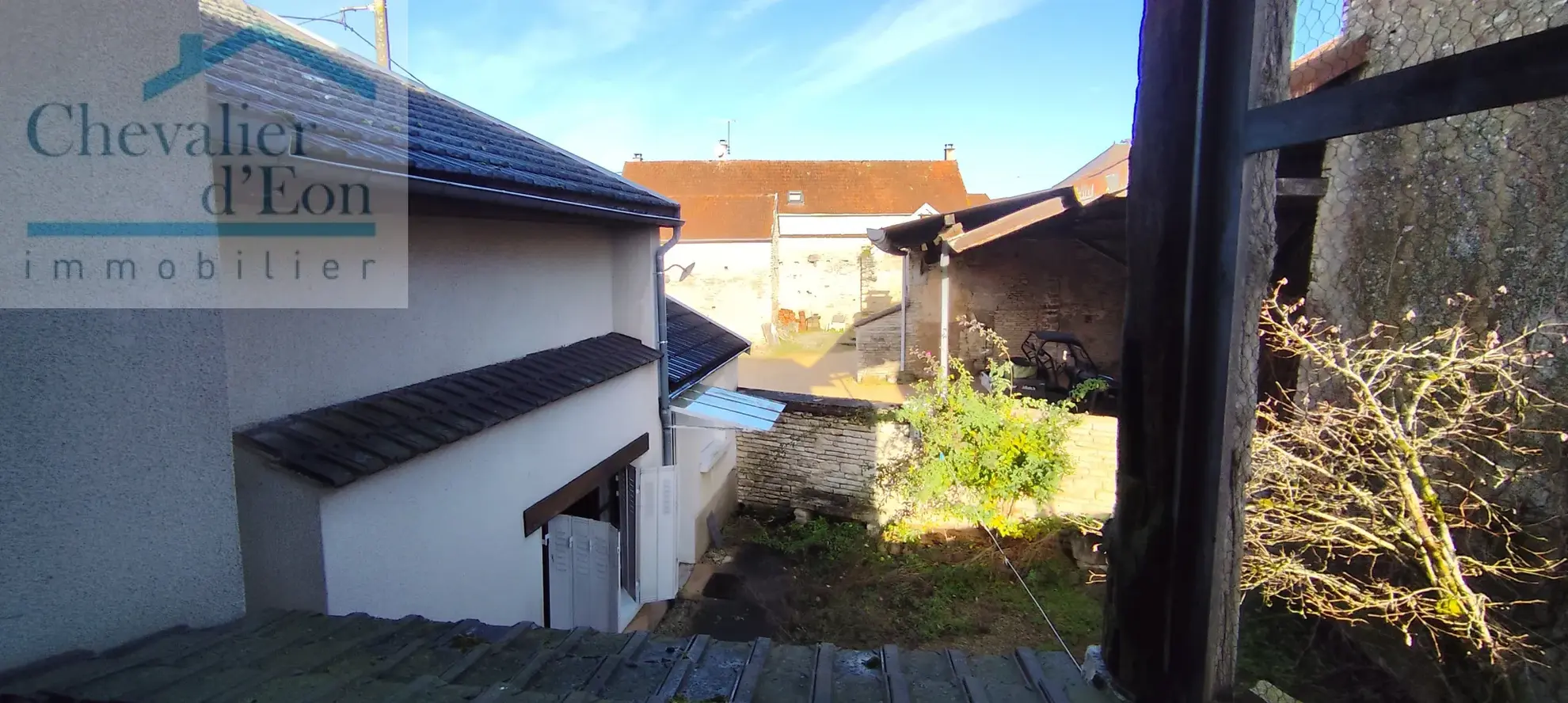 Maison de village à vendre à Cruzy le Chatel avec jardin et potentiel d'agrandissement 