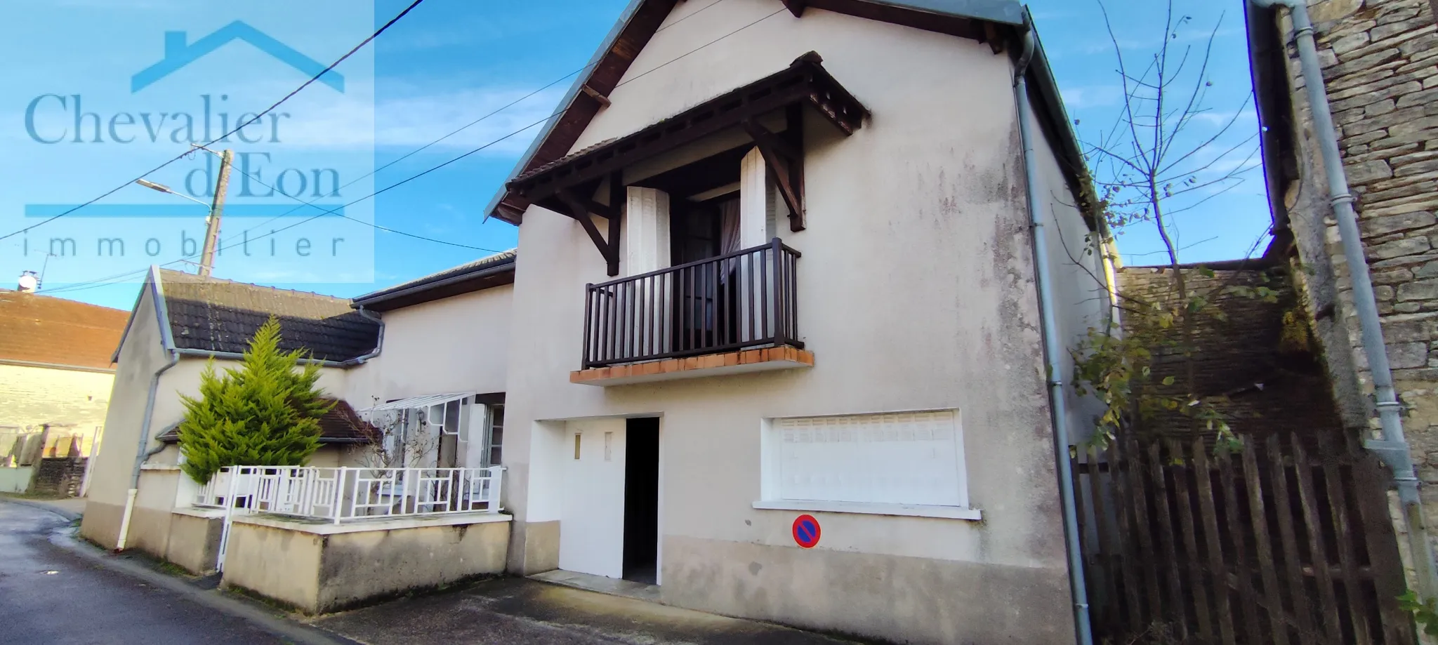 Maison de village à vendre à Cruzy le Chatel avec jardin et potentiel d'agrandissement 