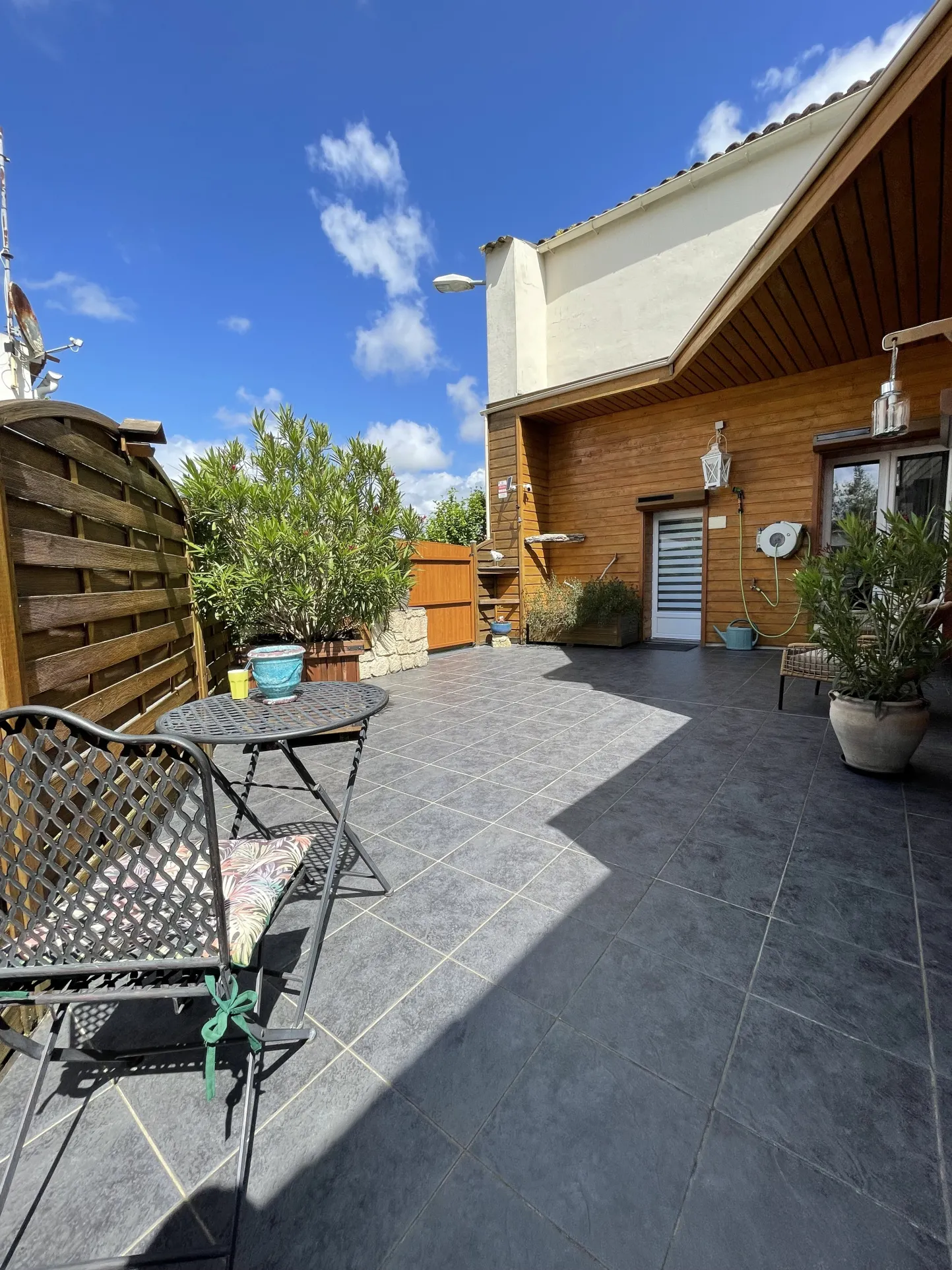 Maison de charme à Chaillevette, 130 m² avec terrasse et garage 