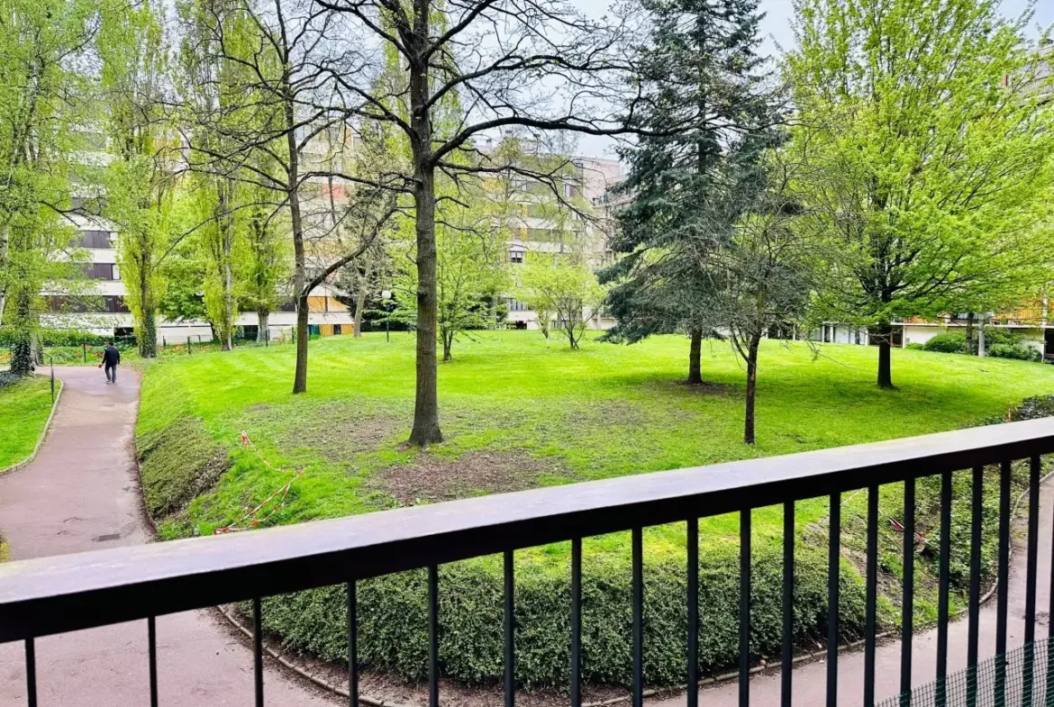 Appartement avec balcon et piscine à Fontenay-le-Fleury 