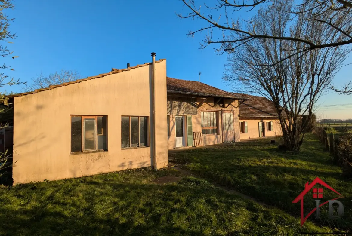 Maison indépendante avec dépendances et jardin à Pierre de Bresse 