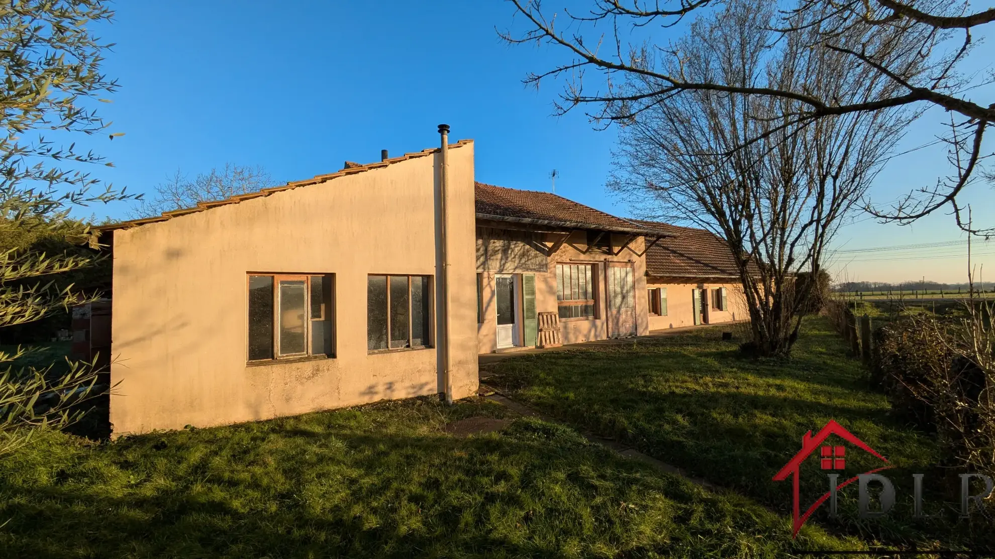 Maison indépendante avec dépendances et jardin à Pierre de Bresse 