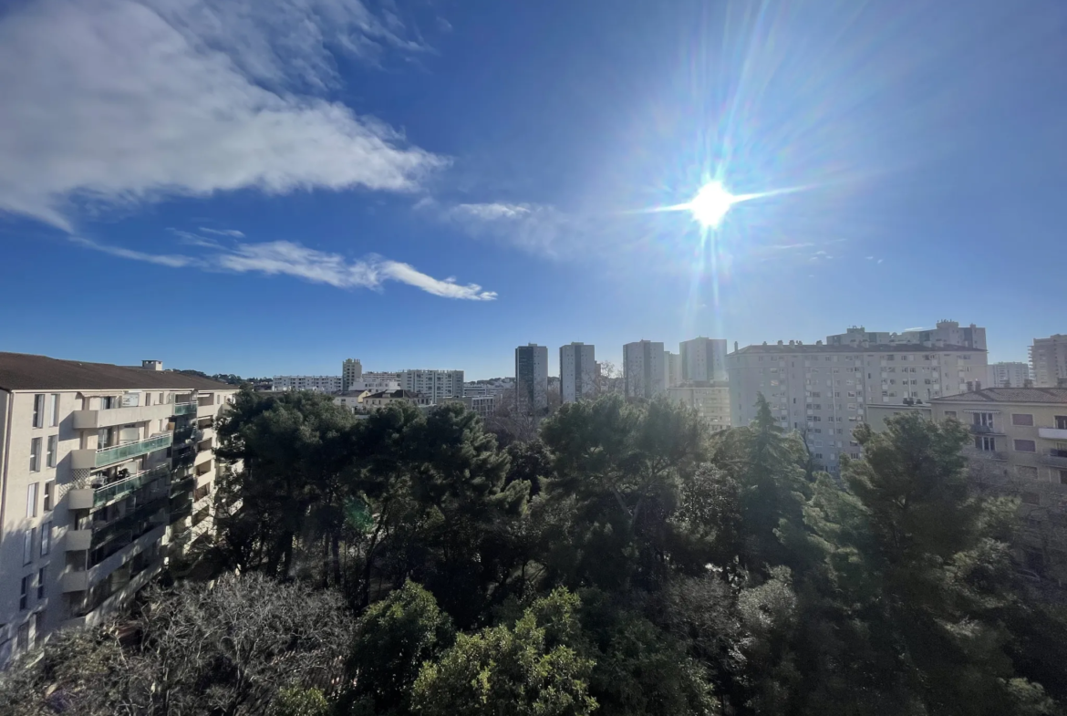 Apparemment rénové, 3 pièces avec balcon à Toulon 