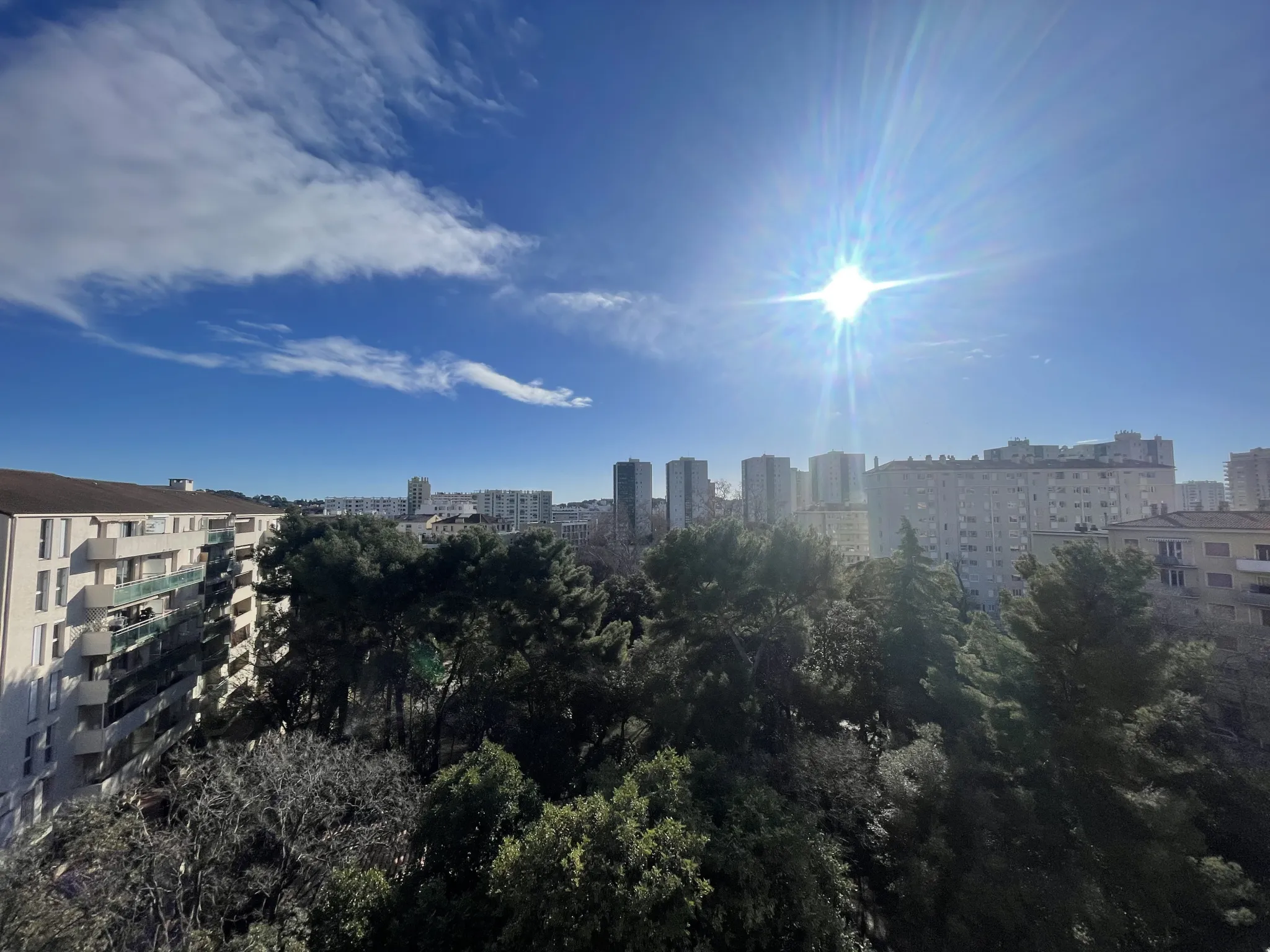 Apparemment rénové, 3 pièces avec balcon à Toulon 