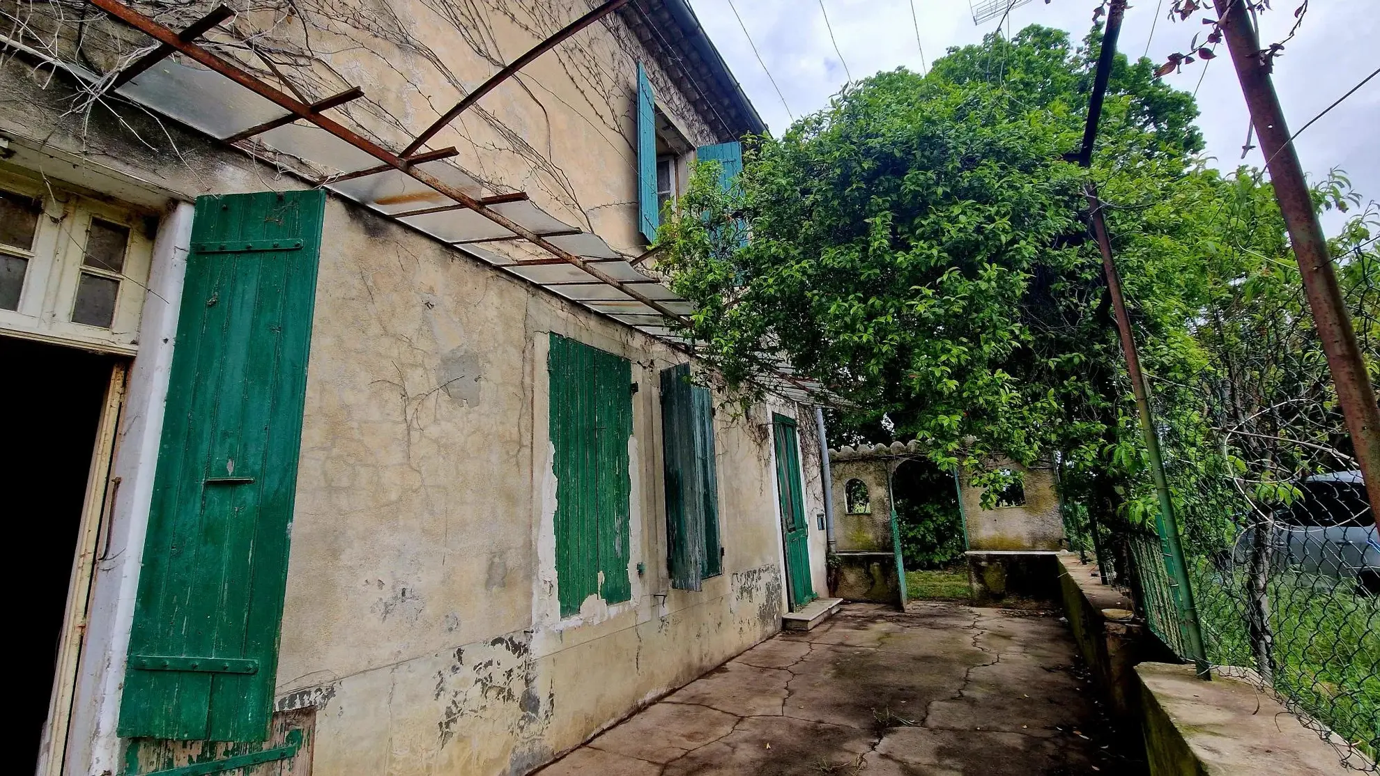 Ferme en pierres à restaurer à Bollène - 125 m² sur 687 m² 