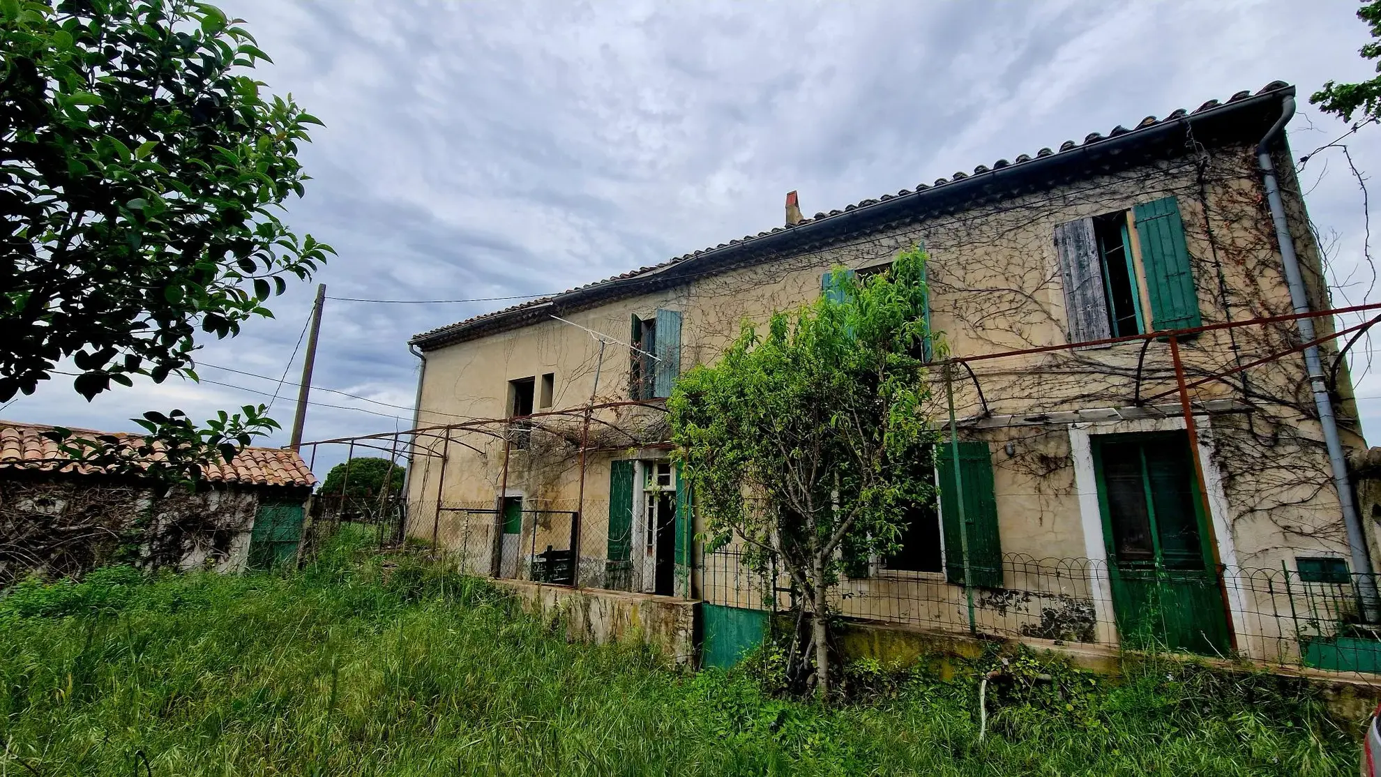 Ferme en pierres à restaurer à Bollène - 125 m² sur 687 m² 