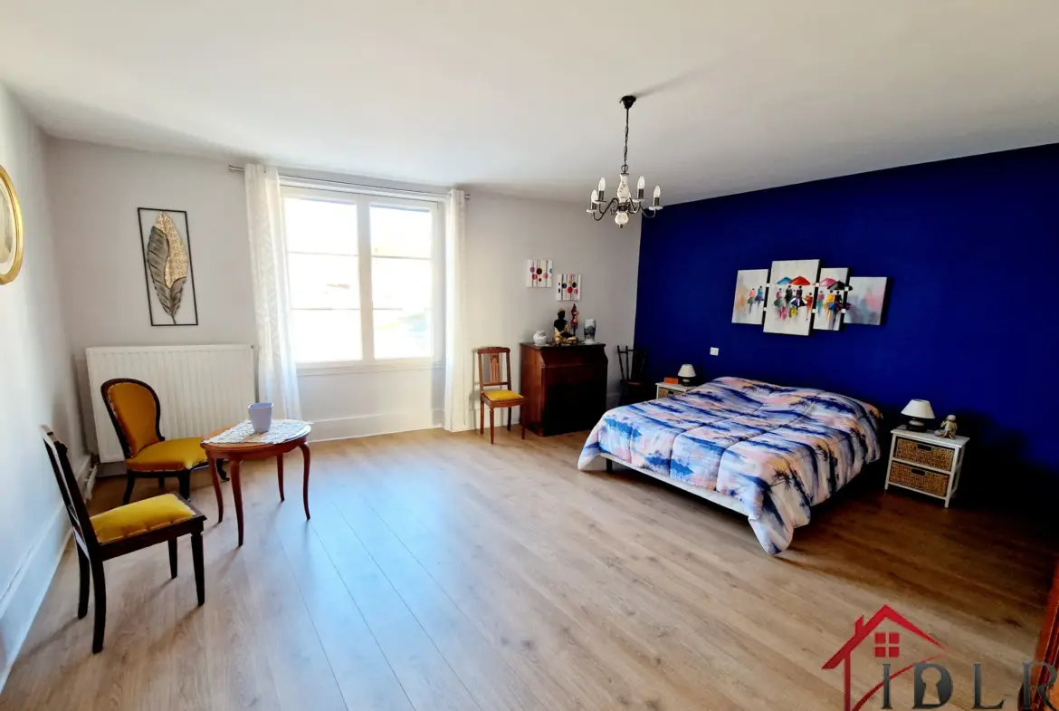 Maison spacieuse de 260 m² à vendre à Voisey 