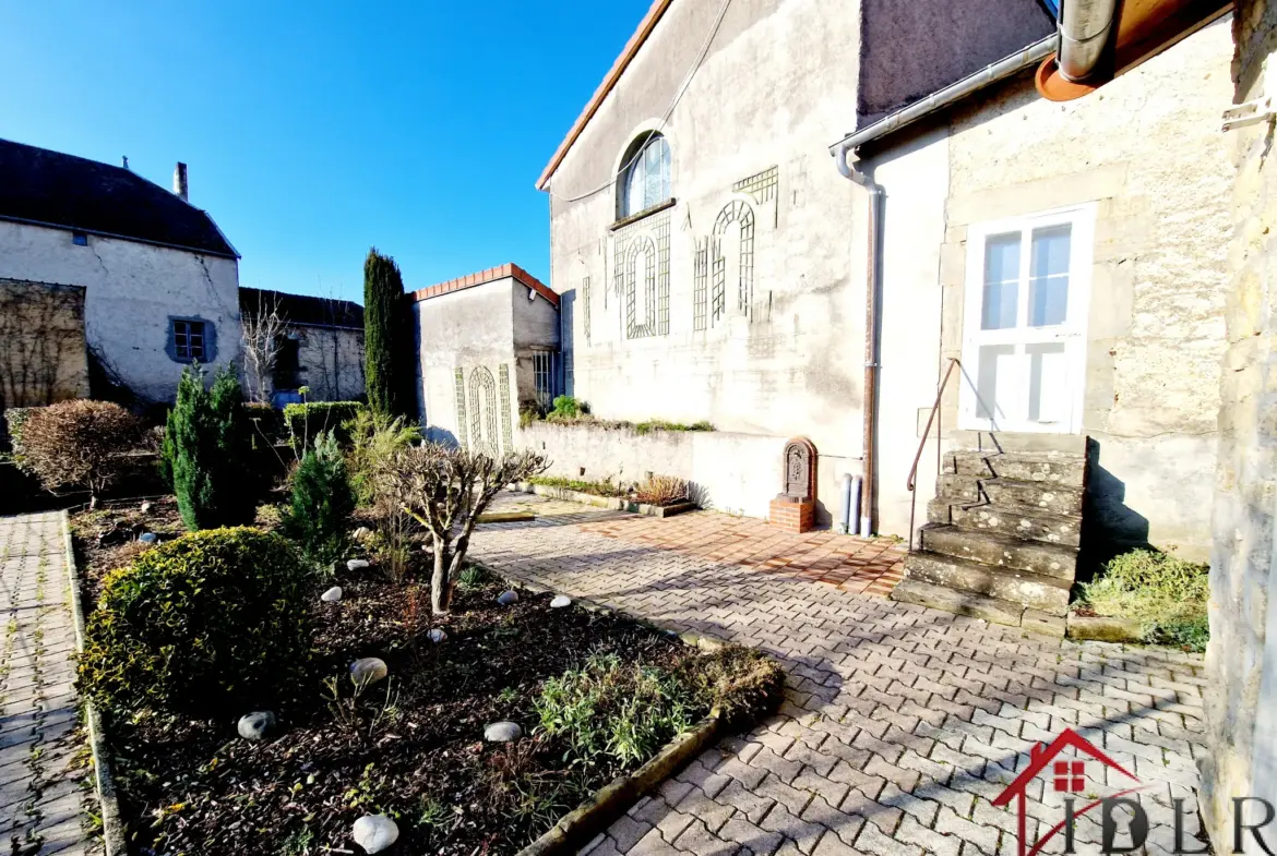 Maison spacieuse de 260 m² à vendre à Voisey 