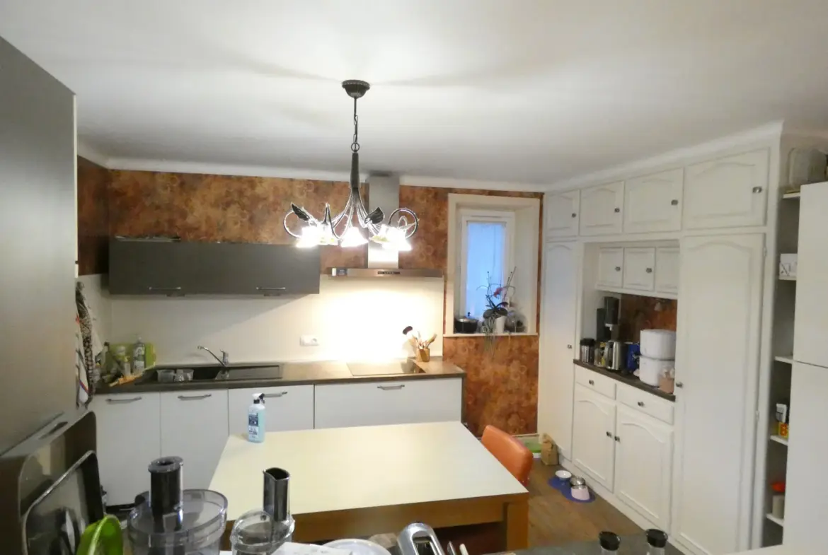 À vendre : belle maison de 191 m² à Aurillac, 5 chambres, jardin et garage 