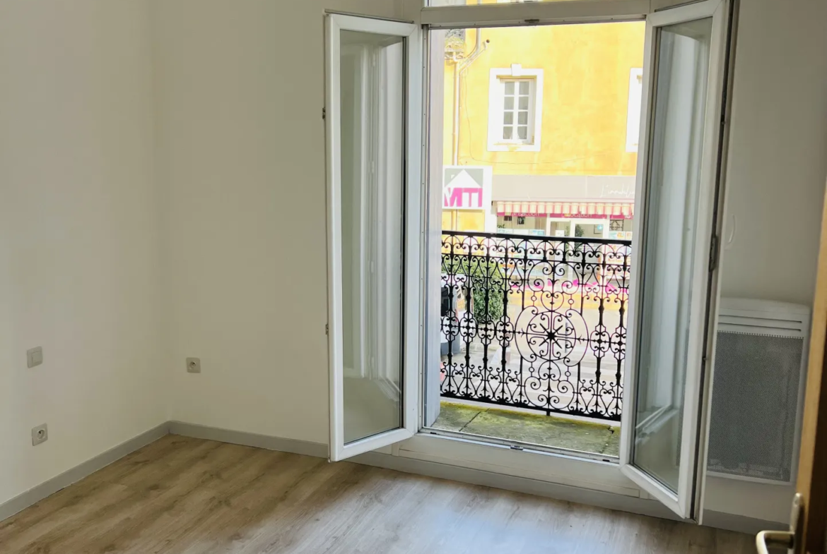 À vendre : Appartement de type 2 avec cour à Lunel 