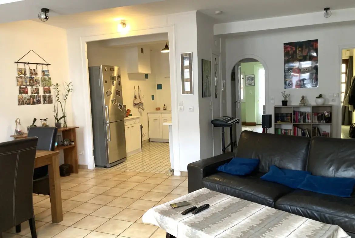 À Meximieux, immeuble avec appartement T3 duplex et commerce à vendre 