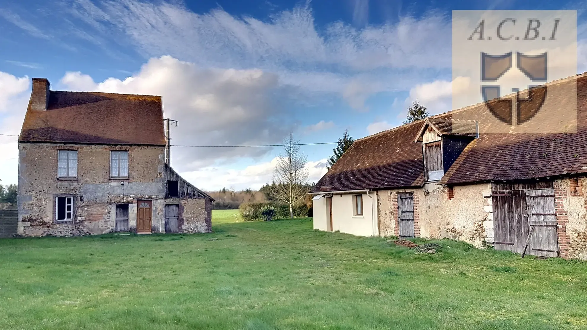 À vendre : Ensemble immobilier de deux maisons près de Vendôme TGV 