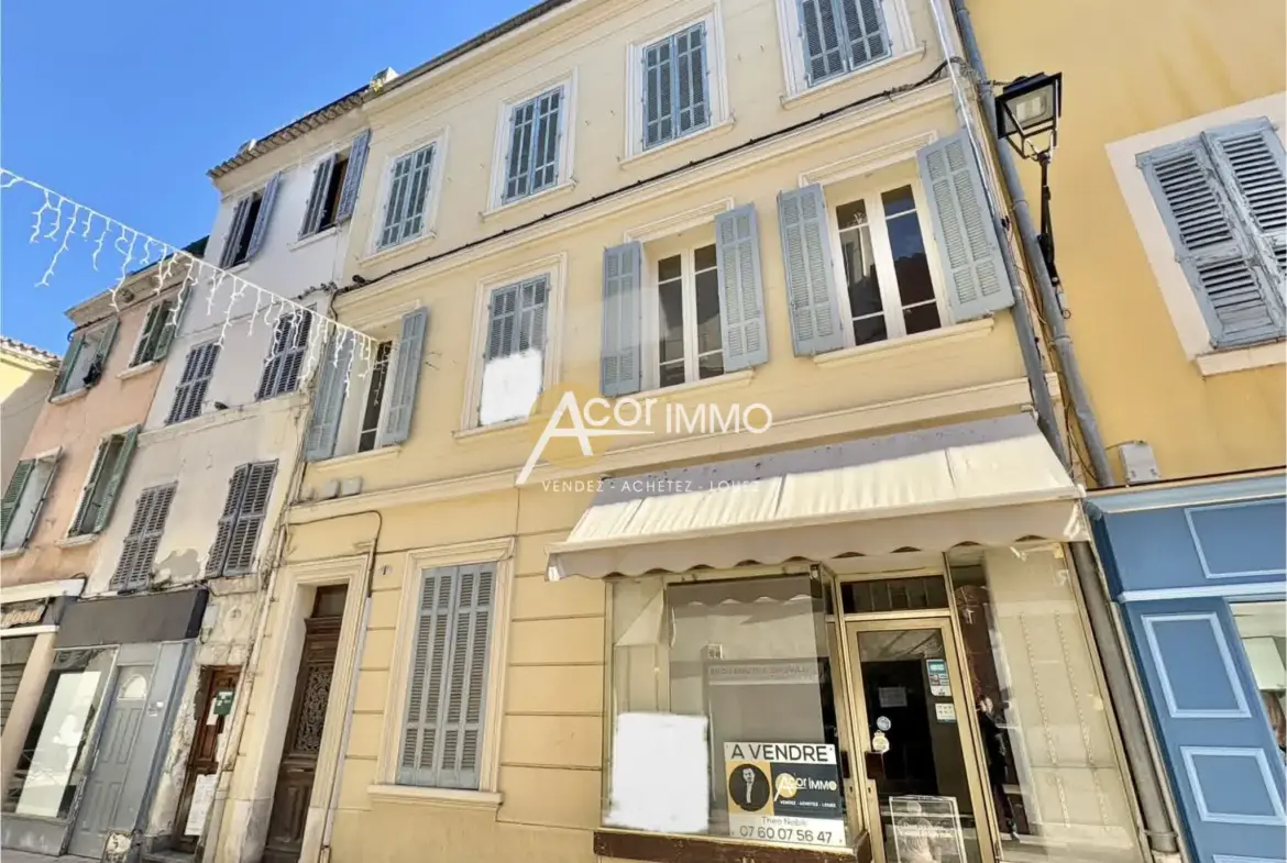 À vendre : Immeuble avec local commercial et appartements à La Seyne-sur-Mer 