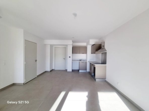 À vendre : Appartement T2 neuf à Istres avec parking et balcon