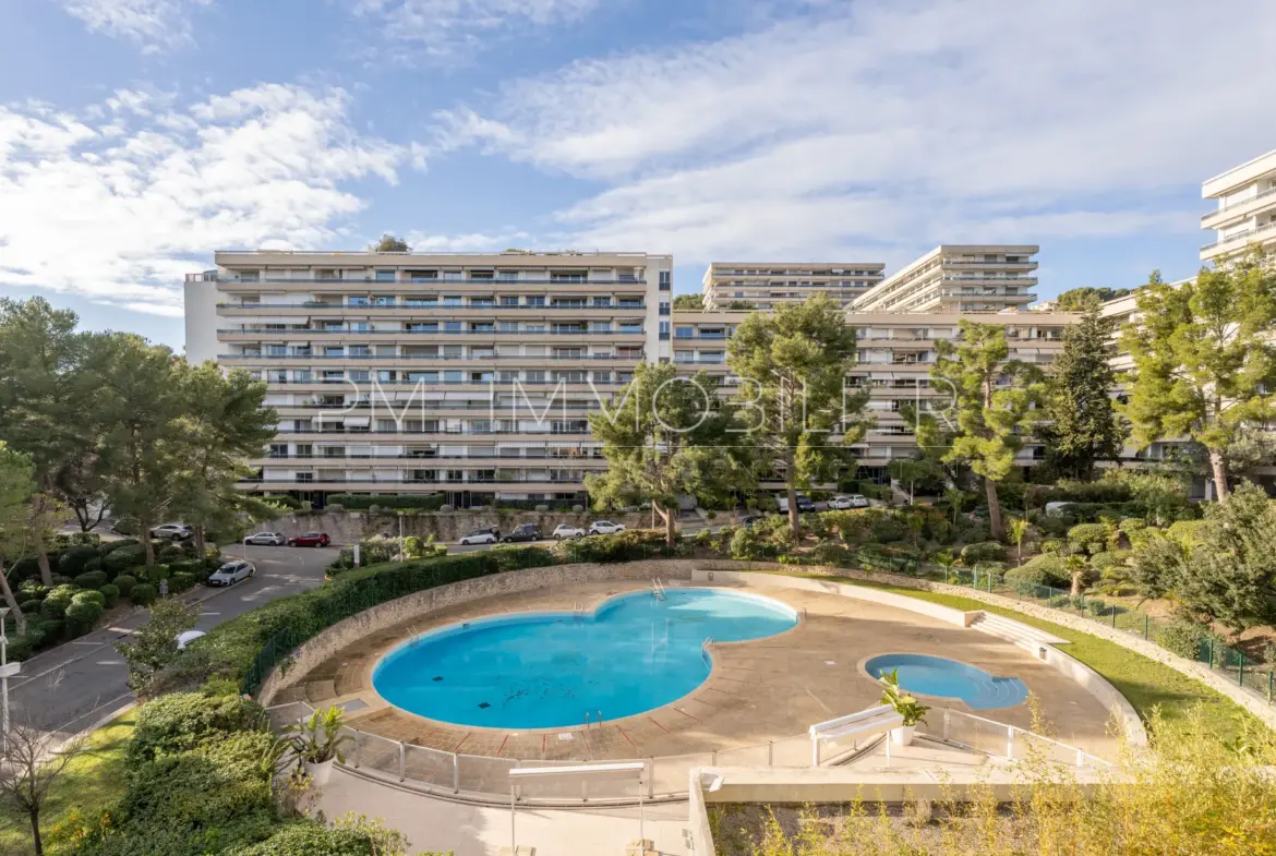 À vendre : Appartement T1 avec terrasse et piscine à Marseille 