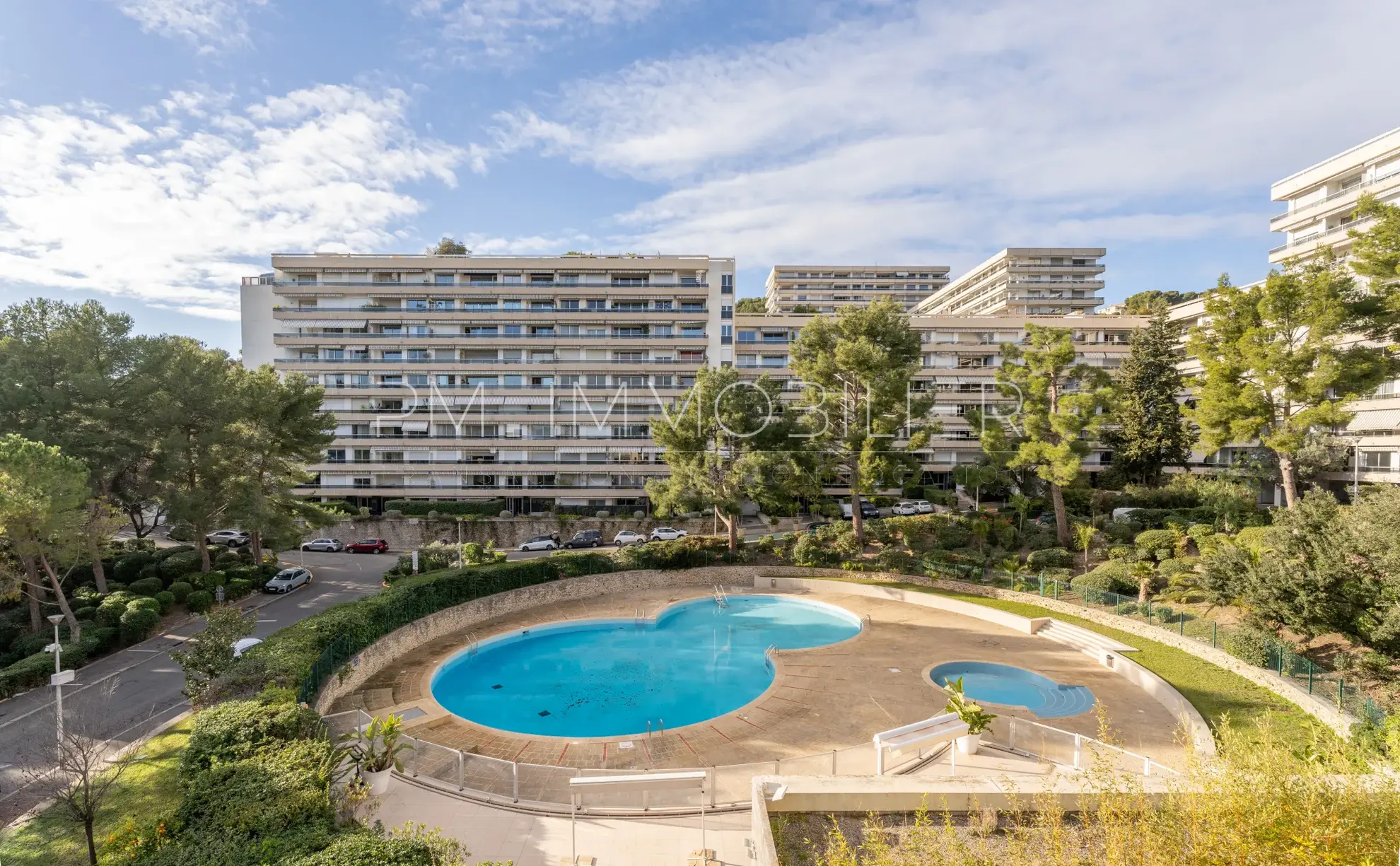 À vendre : Appartement T1 avec terrasse et piscine à Marseille 