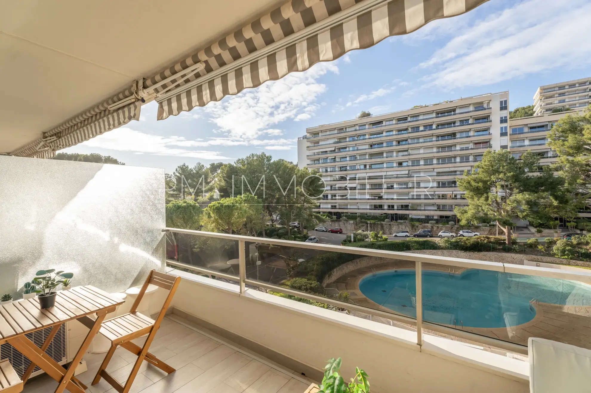 À vendre : Appartement T1 avec terrasse et piscine à Marseille 