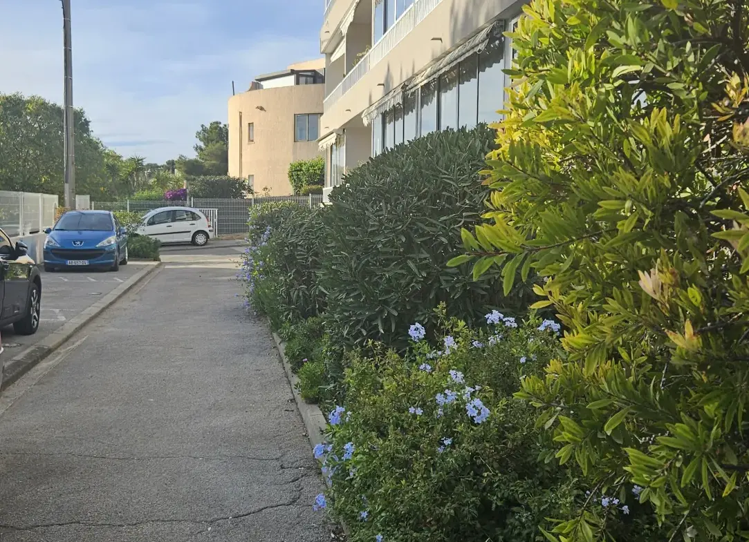 Appartement T2 rénové à Bandol, proche des commerces et de la gare 