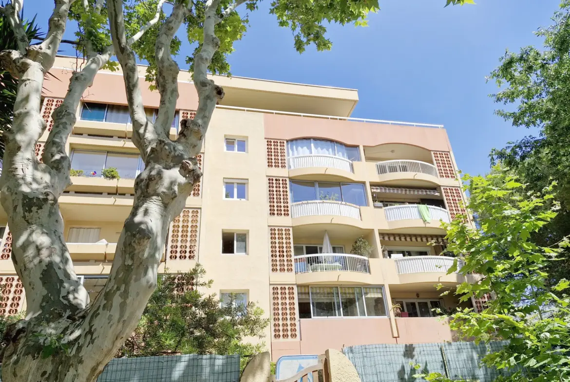 À vendre : Appartement 4 pièces style villa sur le toit à Toulon Est 